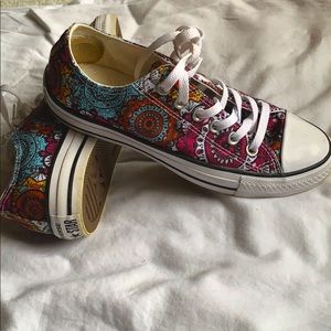 Women’s size 7 Converse